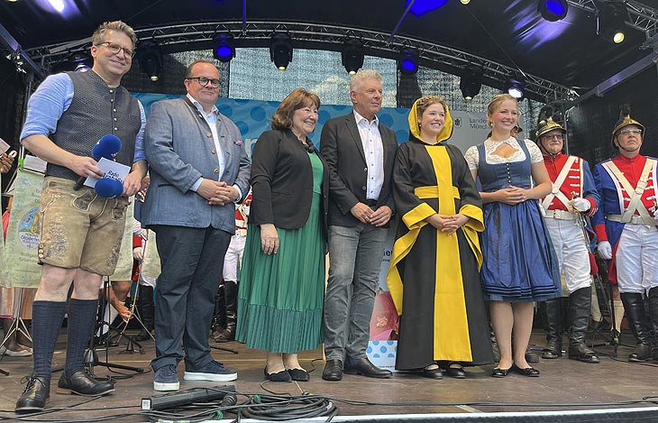 erster Auftritt Franziska Inselkammer als Münchner Kindl 2023 auf dem Stadtgründungsfest 2023, rechts neben ihr die Vorgängerin Viktoria Ostler (2016-2022) (©Foto. Martin Schmitz)